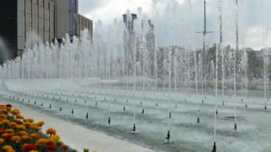 Çeşme önünde Ulusal Kültür Sarayı, Sofia, Bulgaristan.