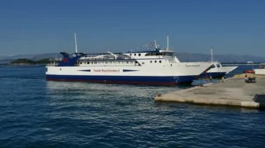 Corfu, Yunanistan - 8 Nisan 2018: Feribot Tekne Kuzey Batı feribotlar nakliye şirketi Corfu sea Port, Korfu, Yunanistan.