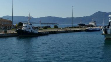 Corfu, Yunanistan - 8 Nisan 2018: Feribot Tekne Alkinoos Corfu sea Port, Yunanistan. Corfu Atina seyahat için.