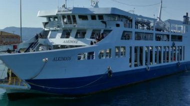 Corfu, Yunanistan - 8 Nisan 2018: Feribot Tekne Alkinoos Corfu sea Port, Yunanistan. Corfu Atina seyahat için.