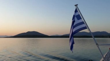 Korfu Adası'ndan Igoumenitsa için seyahat bir feribot Yunanistan sallayarak ulusal bayrak.