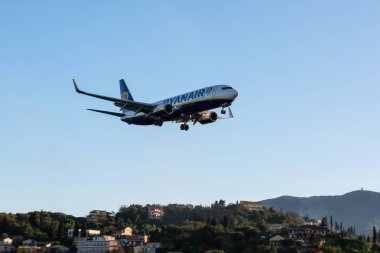 Corfu, Yunanistan - 3 Nisan 2018: Modern yolcu uçağı Ryanair havayolu havaalanı Corfu Island, Yunanistan açılış öncesi