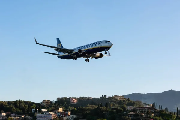 CORFU, GRECIA - 3 APRILE 2018: moderno aereo passeggeri delle compagnie aeree Ryanair prima di atterrare nell'aeroporto dell'isola di Corfù, Grecia — Foto Stock