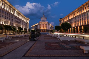 Sofya, Bulgaristan'ın başkenti şehir merkezinin gece görünümü. Alacakaranlıkta Başkanlığı, binalar Konseyi Bakanlar ve eski komünist parti evi binalar