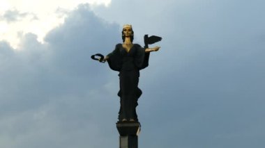 Anıt Aziz Sofya, şehir, Sofya, Bulgaristan Tanrıça koruyucusu. Karanlık fırtınalı bulutlar yağmur önce.
