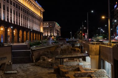 Sofia, Bulgaristan - 27 Nisan 2018: Gece görünümü Sofya şehir merkezinin. Eski Serdika eski kalıntıları