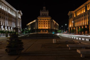 Sofya şehir merkezinde gece, Bulgaristan. Başkanlığı, Bakanlar Konseyi ve eski komünist parti evi binaların. Metin Meclis binasında Bulgar