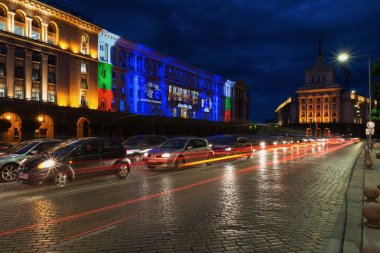 Sofia, Bulgaristan - 8 Mayıs 2018: Bina, Bakanlar Konseyi Sofya, Bulgaristan. Avrupa'nın gün için 3D projeksiyon eşleme. Trafik lambası yollar ile gece görünümü