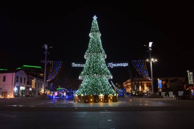 Burgaz, Bulgaristan - 5 Ocak 2018: Burgaz şehir merkezinde gece vakti Noel ağacı