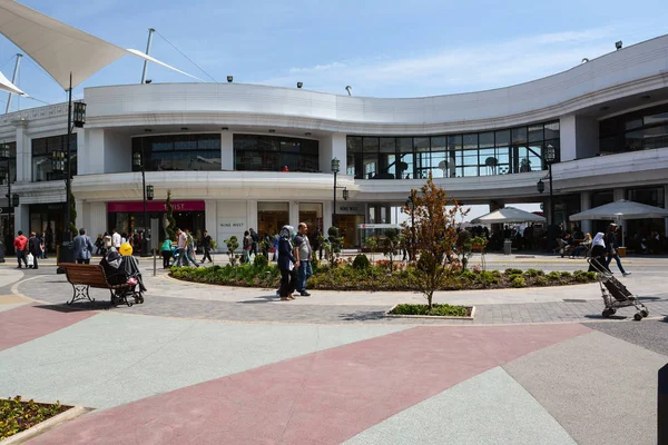 Istanbul, Turecko - 13. dubna 2014: The Vialand Mall, jeden z nejlepších outdoorových center v Istanbulu, který se nachází v Eyupu — Stock fotografie