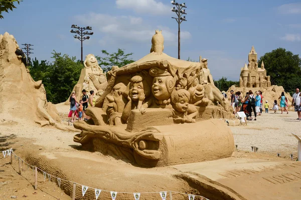 Burgaz, Bulgaristan - 19 Temmuz 2014: Burgaz kentinin Deniz Bahçesinde Kum Heykelleri Festivali "Tales of Sand". Çakmaktaşlar — Stok fotoğraf