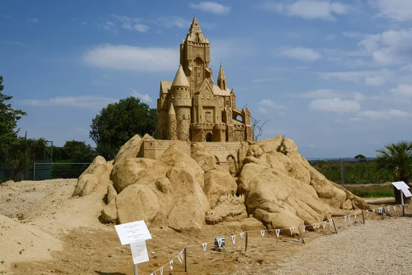 Burgaz, Bulgaristan - 19 Temmuz 2014: Burgaz kentinin Deniz Bahçesinde Kum Heykelleri Festivali "Tales of Sand". Peri masalı kalesi — Stok fotoğraf