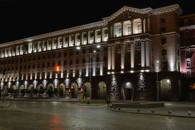 Geceleri Bulgaristan 'ın Sofya kentinde Bakanlar Kurulu binası. Bina hakkında Bulgarca Bakanlar Metin Konseyi