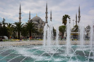 İstanbul, Türkiye - 11 Nisan 2014: Sultan Ahmet Camisi, Mavi Cami. Sultanahmet Camii, altı minaresi olan bir Türk İslam simgesidir.