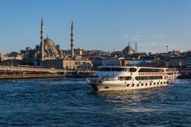 İstanbul, Türkiye - 11 Nisan 2014: Altın Boynuz üzerindeki Galata Köprüsü. Birinci kattaki balık lokantaları ve dükkanları.