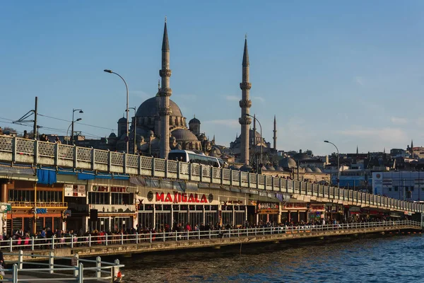 İstanbul, Türkiye - 11 Nisan 2014: Altın Boynuz üzerindeki Galata Köprüsü. Birinci kattaki balık lokantaları ve dükkanları.