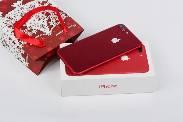БУРГАС, БУЛЬГАРИЯ - 10 ДЕКАБРЯ 2019: Apple iPhone 7 Plus Red Special Edition на белом фоне, вид сзади. Рождественский подарок — стоковое фото