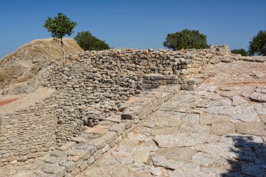Türkiye 'nin Çanakkale kenti yakınlarındaki efsanevi antik Truva kentinin kalıntıları.