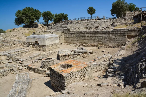 Türkiye 'nin Çanakkale kenti yakınlarındaki efsanevi antik Truva kentinin kalıntıları.