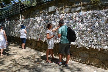 TURKEY, SELCUK, EPHESUS - 16 Ağustos 2017: Meryem Ana 'nın Evindeki (Meryemana) dilek duvarı, İsa' nın annesinin son ikametgahı olduğuna inanılıyor..