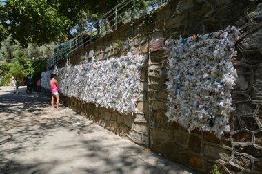 TURKEY, SELCUK, EPHESUS - 16 Ağustos 2017: Meryem Ana 'nın Evindeki (Meryemana) dilek duvarı, İsa' nın annesinin son ikametgahı olduğuna inanılıyor..