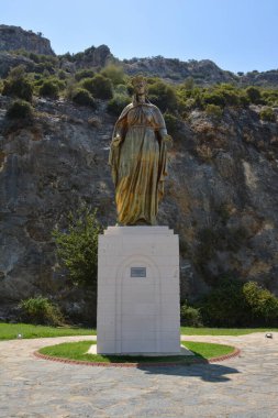 Bakire Meryem Anıtı. Bakire Meryem 'in Evi' nin avlusunda. Meryem 'in Evi (Meryemana), İsa' nın annesi Meryem 'in son evi olduğuna inanılır. Efes, Türkiye.