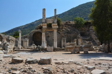 Türkiye 'deki antik Efes kentinin kalıntıları. Domitian Tapınağı.