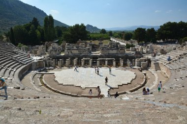 EPHESUS, TURKEY - 16 AĞUSTOS 2017: Türkiye 'nin Efes kentindeki Amfitiyatro Kolezyumu.