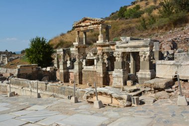 Efes antik kenti Selcuk, Türkiye 'de Trajan Çeşmesi, Nymphaeum Traiani.