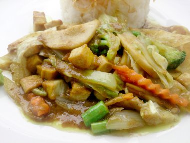 Karışık sebze ile tavada kızartılmış köri tozu. Phat phong kari beyaz arka plan üzerinde beyaz tabak içinde. Vejetaryen yiyecekler, sağlıklı gıda.