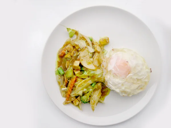 Wokade curry pulver med blandade grönsaker. Phat phong kari i vit platta på vit bakgrund. Vegetarisk mat, hälsosam mat. — Stockfoto