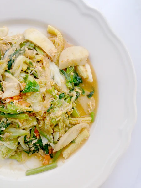 Suki ohne Brühe, gebratenes gemischtes Gemüse und Tofu in Sukiyaki-Sauce auf Teller rühren. Vegetarisches Essen, gesunde Ernährung — Stockfoto