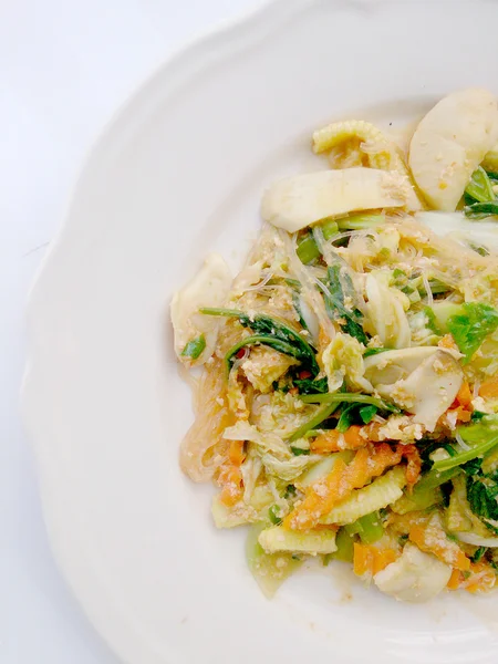 Suki sin caldos, revuelva las verduras fritas mezcladas y el tofu en salsa sukiyaki en el plato. Comida Vegetariana, comida saludable —  Fotos de Stock