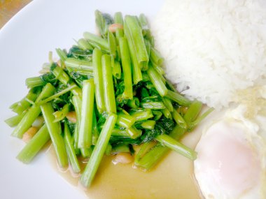 Gıda Tay Asya, yeşil sabah zafer bitkisel yağ ile ahşap masasına açık sunlighte, vejetaryen yemek, sağlıklı gıda, sarımsak yemek kızarmış.