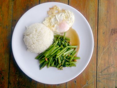 Gıda Tay Asya, yeşil sabah zafer bitkisel yağ ile ahşap masasına açık sunlighte, vejetaryen yemek, sağlıklı gıda, sarımsak yemek kızarmış.