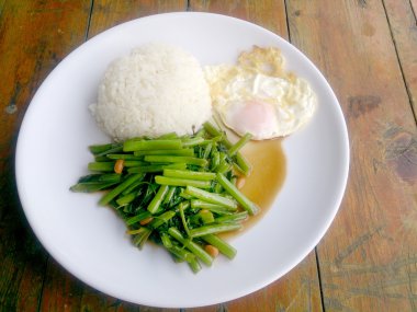 Gıda Tay Asya, yeşil sabah zafer bitkisel yağ ile ahşap masasına açık sunlighte, vejetaryen yemek, sağlıklı gıda, sarımsak yemek kızarmış.