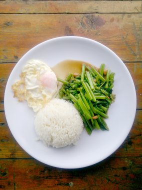 Gıda Tay Asya, yeşil sabah zafer bitkisel yağ ile ahşap masasına açık sunlighte, vejetaryen yemek, sağlıklı gıda, sarımsak yemek kızarmış.