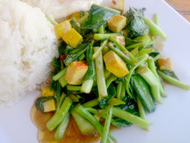 Fried Çince lahana ile Tofu beyaz tabak içinde karıştırın. Vejetaryen yiyecekler, sağlıklı gıda.