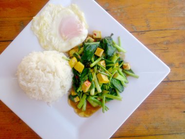 Fried Çince lahana ile Tofu beyaz tabak içinde karıştırın. Vejetaryen yiyecekler, sağlıklı gıda.