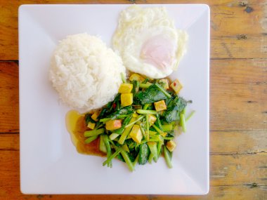 Fried Çince lahana ile Tofu beyaz tabak içinde karıştırın. Vejetaryen yiyecekler, sağlıklı gıda.
