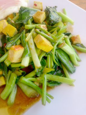 Fried Çince lahana ile Tofu beyaz tabak içinde karıştırın. Vejetaryen yiyecekler, sağlıklı gıda.