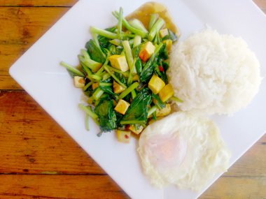 Fried Çince lahana ile Tofu beyaz tabak içinde karıştırın. Vejetaryen yiyecekler, sağlıklı gıda.