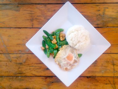 bir taze yeşil bezelye ile tofu beyaz plaka üzerinde stir-fried. Vejetaryen yiyecekler, sağlıklı gıda.