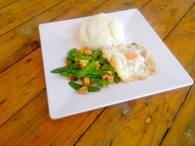 bir taze yeşil bezelye ile tofu beyaz plaka üzerinde stir-fried. Vejetaryen yiyecekler, sağlıklı gıda.