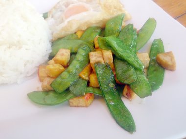 bir taze yeşil bezelye ile tofu beyaz plaka üzerinde stir-fried. Vejetaryen yiyecekler, sağlıklı gıda.