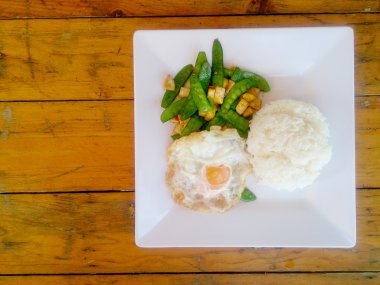 bir taze yeşil bezelye ile tofu beyaz plaka üzerinde stir-fried. Vejetaryen yiyecekler, sağlıklı gıda.