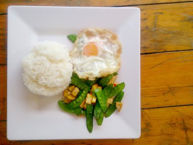 bir taze yeşil bezelye ile tofu beyaz plaka üzerinde stir-fried. Vejetaryen yiyecekler, sağlıklı gıda.