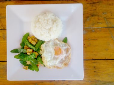 bir taze yeşil bezelye ile tofu beyaz plaka üzerinde stir-fried. Vejetaryen yiyecekler, sağlıklı gıda.