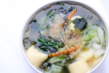 Tay tarzı soya peyniri, karışık sebze, soya peyniri beyaz arka plan üzerinde beyaz kase ile deniz yosunu çorbası. Vejetaryen yiyecekler, sağlıklı gıda, Tayland gıda