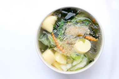 Tay tarzı soya peyniri, karışık sebze, soya peyniri beyaz arka plan üzerinde beyaz kase ile deniz yosunu çorbası. Vejetaryen yiyecekler, sağlıklı gıda, Tayland gıda